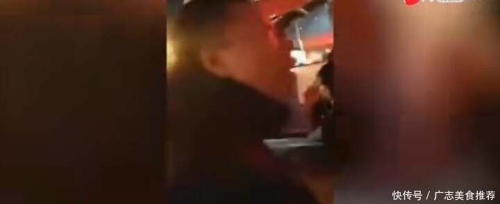 重庆居民楼起火堵路私家车