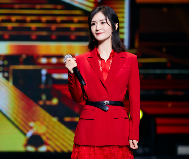 董卿主持中央电视台