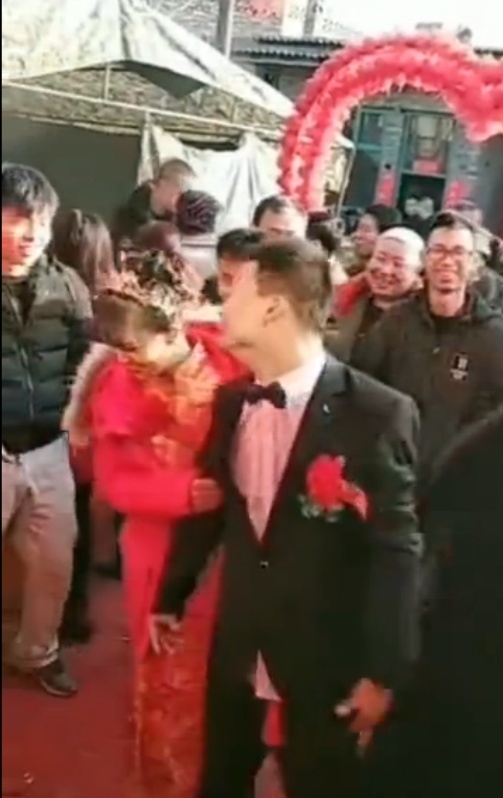 新郎结婚当日放新娘视频