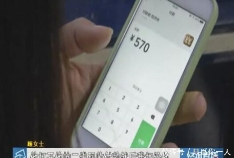 蒙面男子持刀闯进服装店