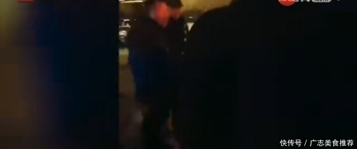 重庆居民楼起火堵路私家车