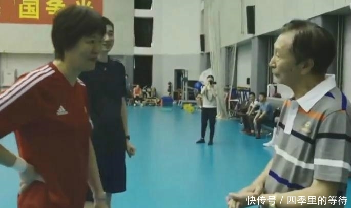 宋世雄对中国女排鞠躬