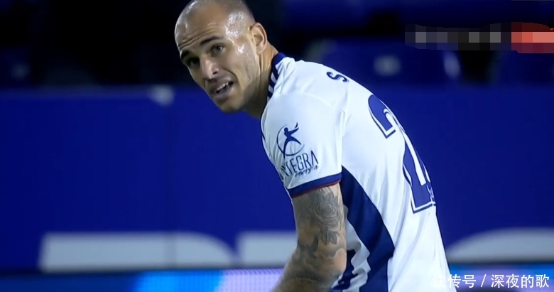 武磊第一次对战巴萨